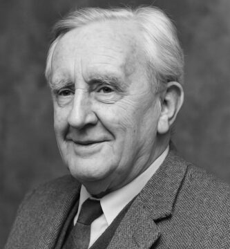 Ritratto in bianco e nero di J.R.R. Tolkien, autore de Il Signore degli Anelli, celebre per le sue frasi sulla fantasia, il coraggio e la saggezza – Il Meglio dei Libri