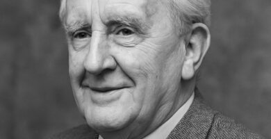 Ritratto in bianco e nero di J.R.R. Tolkien, autore de Il Signore degli Anelli, celebre per le sue frasi sulla fantasia, il coraggio e la saggezza – Il Meglio dei Libri