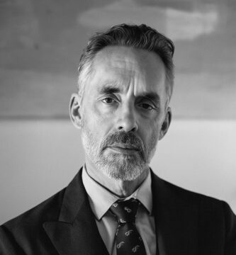 Ritratto in bianco e nero di Jordan Peterson, psicologo clinico e autore canadese, noto per le sue frasi su responsabilità personale, ordine, significato e crescita individuale – Il Meglio dei Libri