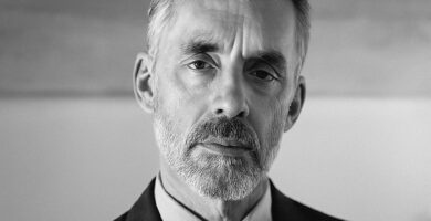 Ritratto in bianco e nero di Jordan Peterson, psicologo clinico e autore canadese, noto per le sue frasi su responsabilità personale, ordine, significato e crescita individuale – Il Meglio dei Libri