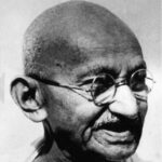 Ritratto in bianco e nero di Mahatma Gandhi, guida del movimento per l’indipendenza dell’India, noto per la sua filosofia della nonviolenza e per le sue frasi su pace, verità e giustizia – Il Meglio dei Libri