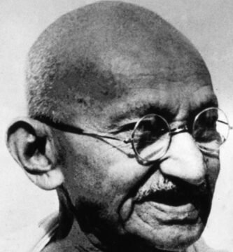 Ritratto in bianco e nero di Mahatma Gandhi, guida del movimento per l’indipendenza dell’India, noto per la sua filosofia della nonviolenza e per le sue frasi su pace, verità e giustizia – Il Meglio dei Libri