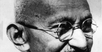 Ritratto in bianco e nero di Mahatma Gandhi, guida del movimento per l’indipendenza dell’India, noto per la sua filosofia della nonviolenza e per le sue frasi su pace, verità e giustizia – Il Meglio dei Libri