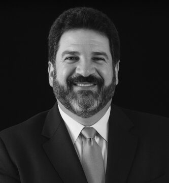 Ritratto in bianco e nero di Mario Sergio Cortella, filosofo, educatore e autore brasiliano, noto per le sue frasi su saggezza pratica, etica e riflessione personale – Il Meglio dei Libri