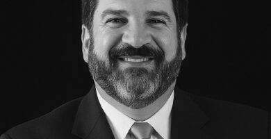 Ritratto in bianco e nero di Mario Sergio Cortella, filosofo, educatore e autore brasiliano, noto per le sue frasi su saggezza pratica, etica e riflessione personale – Il Meglio dei Libri