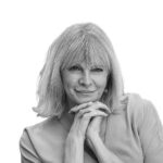 Ritratto in bianco e nero di Marisa Peer, terapeuta e autrice britannica, nota per i suoi insegnamenti sulla mente subconscia, l’autostima e il cambiamento personale – Il Meglio dei Libri