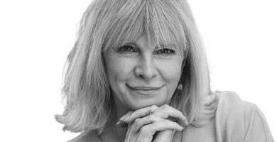 Ritratto in bianco e nero di Marisa Peer, terapeuta e autrice britannica, nota per i suoi insegnamenti sulla mente subconscia, l’autostima e il cambiamento personale – Il Meglio dei Libri