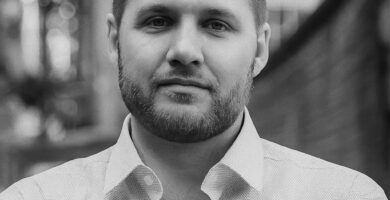 Ritratto in bianco e nero di Mark Manson, autore e blogger statunitense, noto per le sue frasi dirette su responsabilità personale, felicità e crescita emotiva – Il Meglio dei Libri