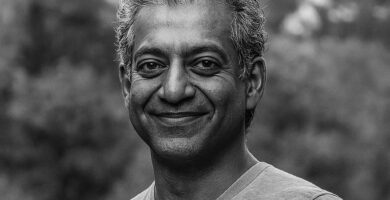 Ritratto in bianco e nero di Naval Ravikant, imprenditore e investitore statunitense, noto per le sue frasi su ricchezza, saggezza decisionale e libertà personale – Il Meglio dei Libri