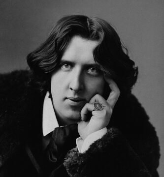 Ritratto in bianco e nero di Oscar Wilde, scrittore e poeta irlandese, celebre per la sua ironia e le sue frasi sull’arte, l’amore e la verità – Il Meglio dei Libri