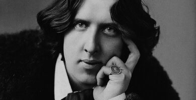 Ritratto in bianco e nero di Oscar Wilde, scrittore e poeta irlandese, celebre per la sua ironia e le sue frasi sull’arte, l’amore e la verità – Il Meglio dei Libri