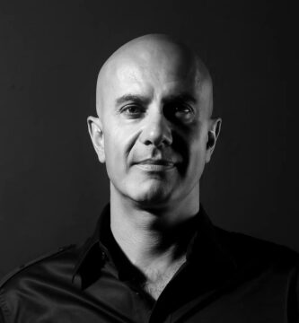 Foto reale di Robin Sharma, scrittore e formatore canadese di fama mondiale, autore de Il monaco che vendette la sua Ferrari, ritratto con espressione serena e sicura, simbolo di leadership, consapevolezza e disciplina personale – Il Meglio dei Libri