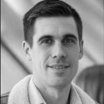 Ritratto in bianco e nero di Ryan Holiday, autore statunitense noto per i suoi libri sullo stoicismo moderno, la disciplina e la resilienza mentale – Il Meglio dei Libri