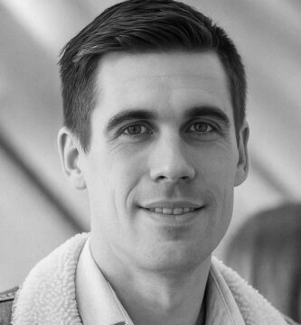 Ritratto in bianco e nero di Ryan Holiday, autore statunitense noto per i suoi libri sullo stoicismo moderno, la disciplina e la resilienza mentale – Il Meglio dei Libri