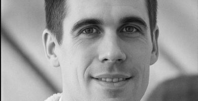 Ritratto in bianco e nero di Ryan Holiday, autore statunitense noto per i suoi libri sullo stoicismo moderno, la disciplina e la resilienza mentale – Il Meglio dei Libri