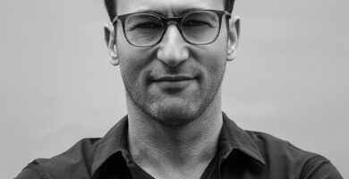 Ritratto in bianco e nero di Simon Sinek, autore e speaker britannico-americano, noto per le sue frasi su leadership, visione e motivazione – Il Meglio dei Libri