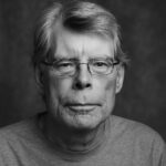 Ritratto in bianco e nero di Stephen King, autore di romanzi celebri come It e Shining, conosciuto per le sue frasi sulla paura, la creatività e la mente umana – Il Meglio dei Libri