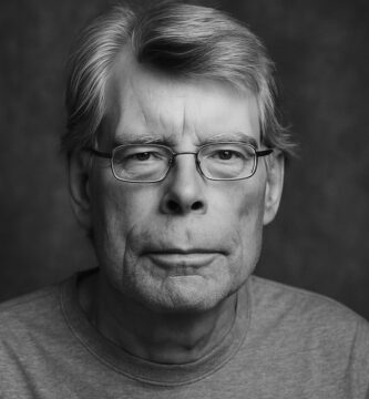 Ritratto in bianco e nero di Stephen King, autore di romanzi celebri come It e Shining, conosciuto per le sue frasi sulla paura, la creatività e la mente umana – Il Meglio dei Libri