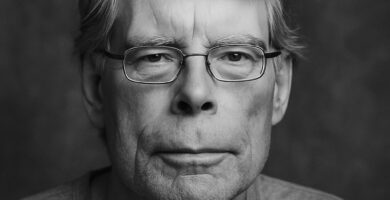 Ritratto in bianco e nero di Stephen King, autore di romanzi celebri come It e Shining, conosciuto per le sue frasi sulla paura, la creatività e la mente umana – Il Meglio dei Libri