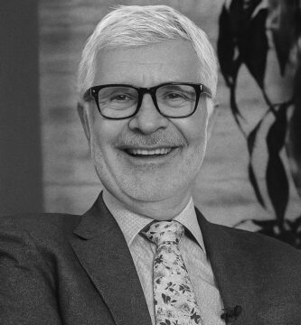 Ritratto in bianco e nero di Dr. Steven R. Gundry, medico e autore statunitense, noto per le sue teorie nutrizionali e le sue frasi su salute, lectine e longevità – Il Meglio dei Libri