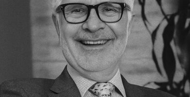 Ritratto in bianco e nero di Dr. Steven R. Gundry, medico e autore statunitense, noto per le sue teorie nutrizionali e le sue frasi su salute, lectine e longevità – Il Meglio dei Libri