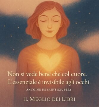 Figura con gli occhi chiusi illuminata da una luce calda che emana dal petto, simbolo di visione del cuore e intuizione, con la frase di Antoine de Saint-Exupéry.