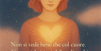 Figura con gli occhi chiusi illuminata da una luce calda che emana dal petto, simbolo di visione del cuore e intuizione, con la frase di Antoine de Saint-Exupéry.
