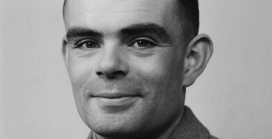 Ritratto in bianco e nero di Alan Turing, matematico e informatico britannico, pioniere dell’informatica moderna e dell’intelligenza artificiale, noto per le sue frasi su logica, mente e pensiero computazionale – Il Meglio dei Libri