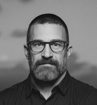 Ritratto in bianco e nero di Andrew Huberman, neuroscienziato e divulgatore statunitense, noto per le sue frasi su neuroscienza, disciplina e ottimizzazione della mente e del corpo – Il Meglio dei Libri