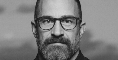 Ritratto in bianco e nero di Andrew Huberman, neuroscienziato e divulgatore statunitense, noto per le sue frasi su neuroscienza, disciplina e ottimizzazione della mente e del corpo – Il Meglio dei Libri