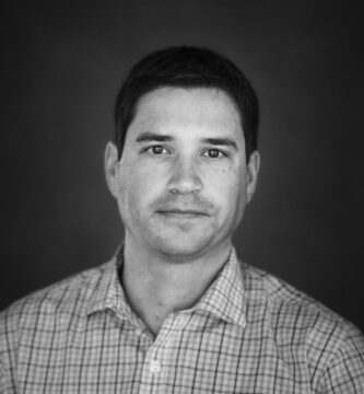 Ritratto in bianco e nero di Cal Newport, autore e professore statunitense, noto per le sue frasi su deep work, disciplina e concentrazione – Il Meglio dei Libri