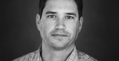 Ritratto in bianco e nero di Cal Newport, autore e professore statunitense, noto per le sue frasi su deep work, disciplina e concentrazione – Il Meglio dei Libri