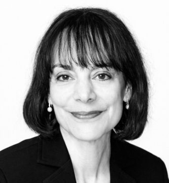 Ritratto in bianco e nero di Carol Dweck, psicologa e autrice statunitense, nota per le sue frasi su mindset, crescita personale e apprendimento continuo – Il Meglio dei Libri