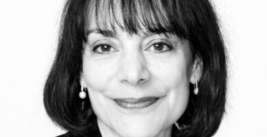 Ritratto in bianco e nero di Carol Dweck, psicologa e autrice statunitense, nota per le sue frasi su mindset, crescita personale e apprendimento continuo – Il Meglio dei Libri