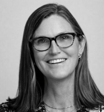 Ritratto di Cathie Wood, investitrice e imprenditrice statunitense, nota per le sue frasi su innovazione, investimenti di lungo periodo e visione tecnologica – Il Meglio dei Libri