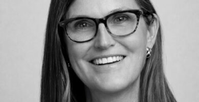 Ritratto di Cathie Wood, investitrice e imprenditrice statunitense, nota per le sue frasi su innovazione, investimenti di lungo periodo e visione tecnologica – Il Meglio dei Libri