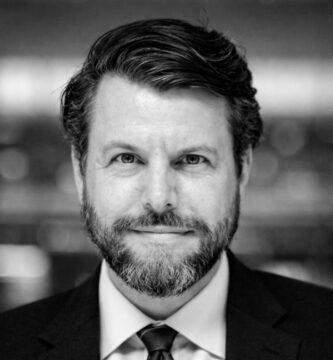 Ritratto in bianco e nero di Charles Duhigg, giornalista e autore statunitense, noto per le sue frasi su abitudini, comportamento umano e cambiamento personale – Il Meglio dei Libri