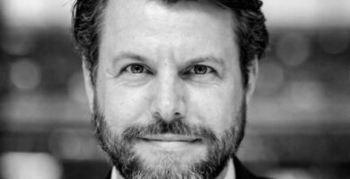 Ritratto in bianco e nero di Charles Duhigg, giornalista e autore statunitense, noto per le sue frasi su abitudini, comportamento umano e cambiamento personale – Il Meglio dei Libri