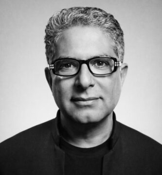 Ritratto di Deepak Chopra, medico e autore indo-americano, noto per le sue frasi su consapevolezza, benessere interiore e spiritualità – Il Meglio dei Libri