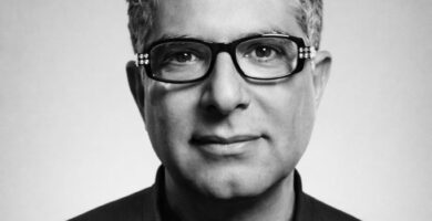 Ritratto di Deepak Chopra, medico e autore indo-americano, noto per le sue frasi su consapevolezza, benessere interiore e spiritualità – Il Meglio dei Libri