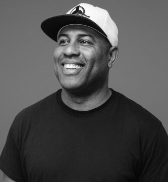 Ritratto in bianco e nero di Eric Thomas (ET the Hip Hop Preacher), speaker motivazionale e autore statunitense, noto per le sue frasi su disciplina, sacrificio, grinta e successo personale – Il Meglio dei Libri