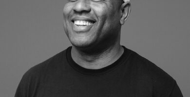 Ritratto in bianco e nero di Eric Thomas (ET the Hip Hop Preacher), speaker motivazionale e autore statunitense, noto per le sue frasi su disciplina, sacrificio, grinta e successo personale – Il Meglio dei Libri