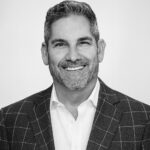 Ritratto in bianco e nero di Grant Cardone, imprenditore e speaker motivazionale statunitense, noto per le sue frasi su vendita, mentalità 10X e successo finanziario – Il Meglio dei Libri