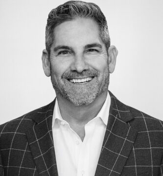 Ritratto in bianco e nero di Grant Cardone, imprenditore e speaker motivazionale statunitense, noto per le sue frasi su vendita, mentalità 10X e successo finanziario – Il Meglio dei Libri