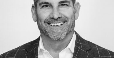 Ritratto in bianco e nero di Grant Cardone, imprenditore e speaker motivazionale statunitense, noto per le sue frasi su vendita, mentalità 10X e successo finanziario – Il Meglio dei Libri