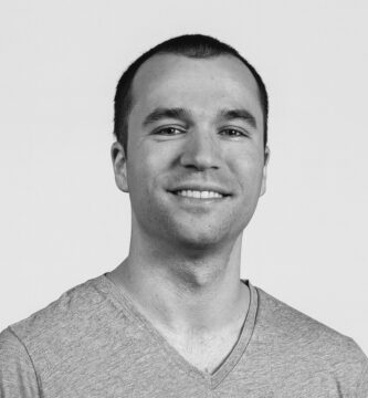 Ritratto in bianco e nero di Greg Brockman, imprenditore e cofondatore di OpenAI, noto per le sue frasi su innovazione, tecnologia e futuro dell’intelligenza artificiale – Il Meglio dei Libri