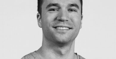 Ritratto in bianco e nero di Greg Brockman, imprenditore e cofondatore di OpenAI, noto per le sue frasi su innovazione, tecnologia e futuro dell’intelligenza artificiale – Il Meglio dei Libri