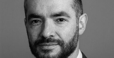 Ritratto in bianco e nero di Ilya Sutskever, informatico e ricercatore di intelligenza artificiale, noto per le sue frasi su apprendimento profondo, ricerca scientifica e futuro dell’AI – Il Meglio dei Libri