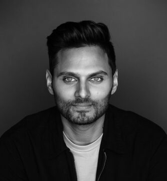 Ritratto in bianco e nero di Jay Shetty, autore e speaker motivazionale britannico, noto per le sue frasi sulla saggezza, la calma interiore e la crescita spirituale – Il Meglio dei Libri