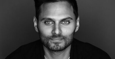 Ritratto in bianco e nero di Jay Shetty, autore e speaker motivazionale britannico, noto per le sue frasi sulla saggezza, la calma interiore e la crescita spirituale – Il Meglio dei Libri